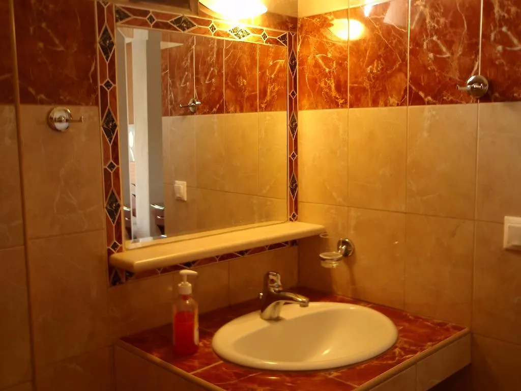 Petrino Apartman Szárti