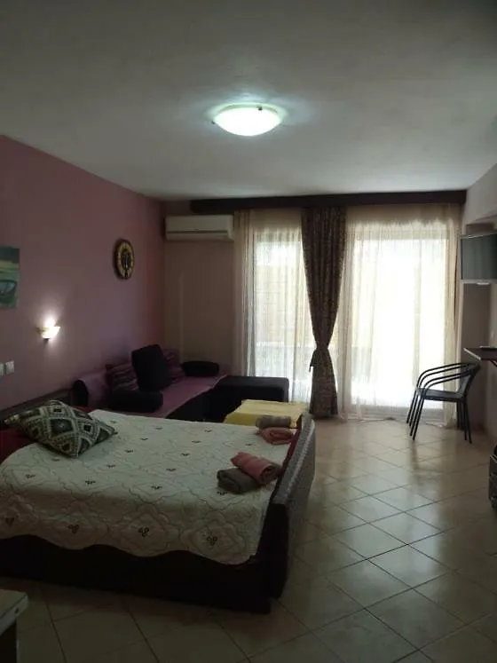 Petrino Apartman Szárti 0*,